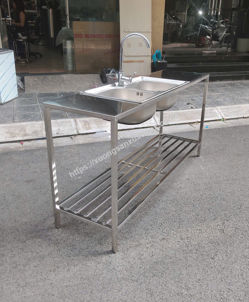 https://xuongsanxuatinox.com/Bàn bếp inox có chậu rửa 2 hố 2