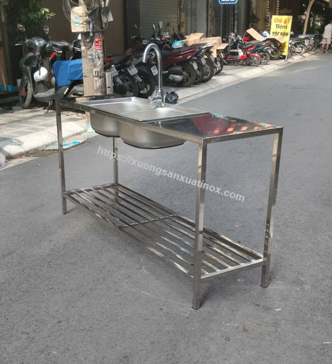 https://xuongsanxuatinox.com/Bàn bếp inox có chậu rửa 2 hố 4