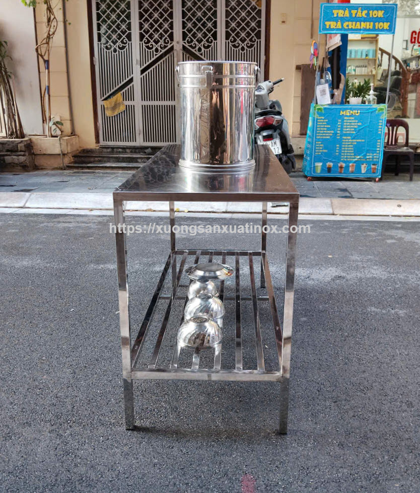 https://xuongsanxuatinox.com/bàn bếp inox có kệ dưới giá rẻ