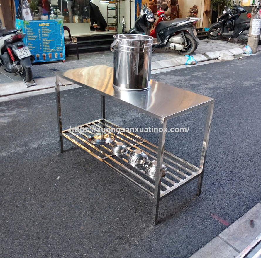 https://xuongsanxuatinox.com/Bàn bếp inox 304  có kệ dưới