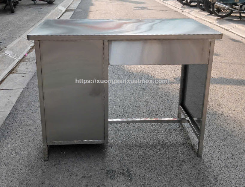 https://xuongsanxuatinox.com/Bàn văn phòng inox 4 ngăn kéo 8