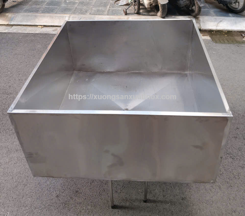 https://xuongsanxuatinox.com/Téc chứa nước inox - Hình ảnh