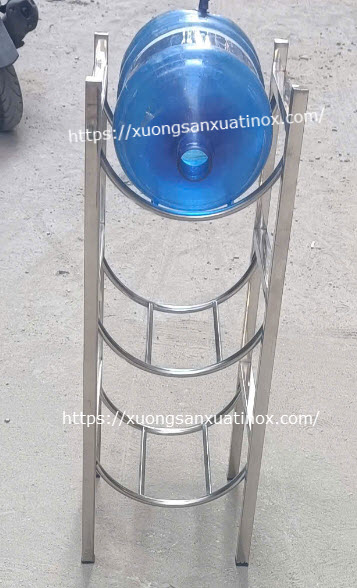 https://xuongsanxuatinox.com/Kệ để ba bình nước lavi dành cho gia đình-Hình ảnh