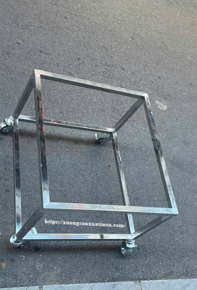 https://xuongsanxuatinox.com/chân kệ inox.anh3