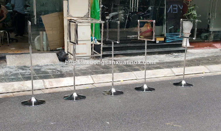 https://xuongsanxuatinox.com/cot-bang-thong-bao-2-mat-inox-3