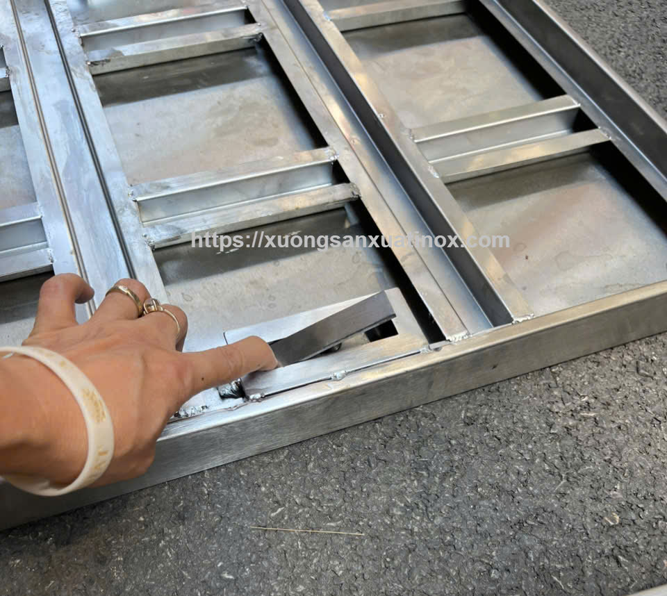 gia-cong-nap-be-ngam-inox
