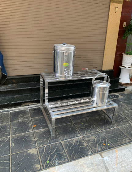 https://xuongsanxuatinox.com/Kệ Inox 2 Tầng Bậc Thang Nan Thoáng Hình ảnh