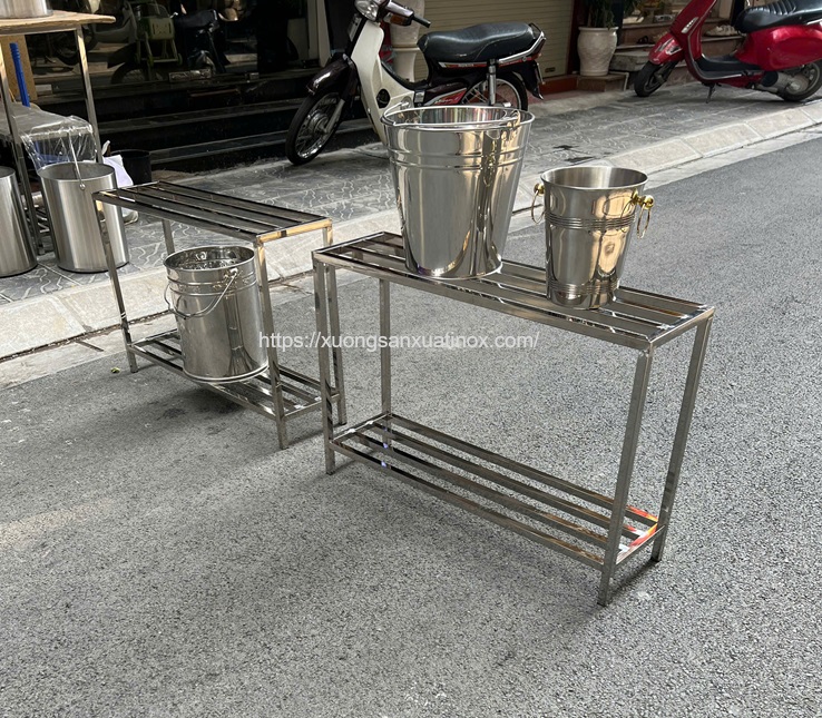 https://xuongsanxuatinox.com/Kệ inox 2 tầng nhà bếp 3
