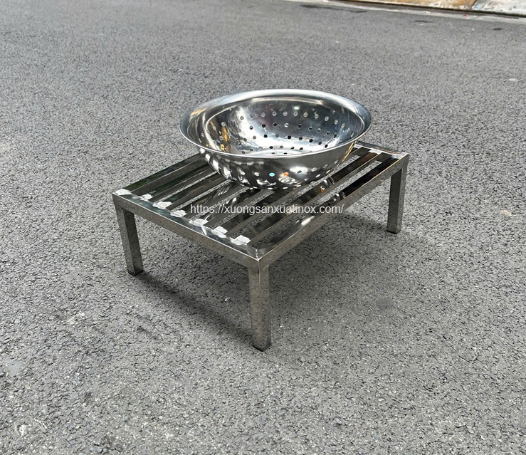 https://xuongsanxuatinox.com/Kệ inox 304 để rổ giá 3