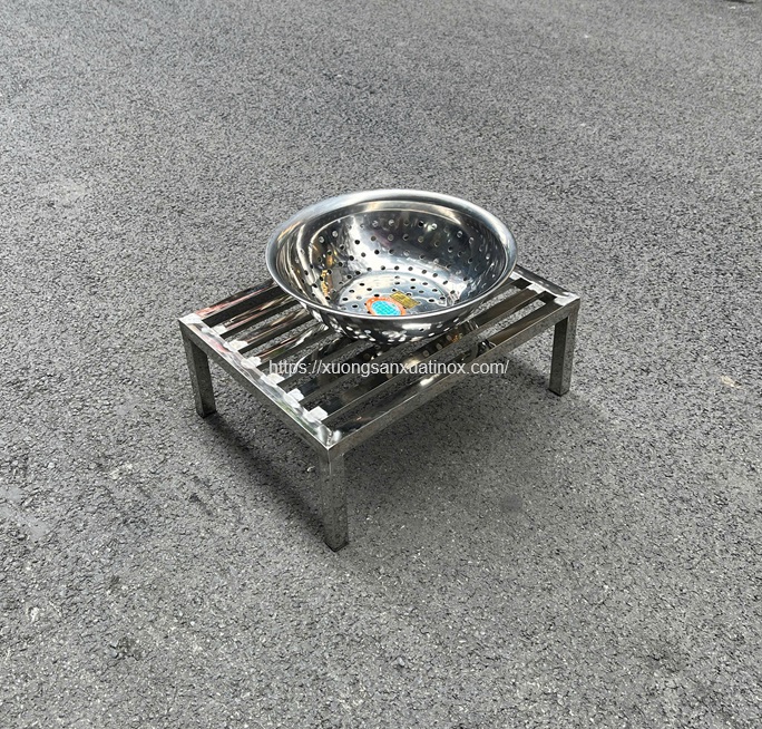 https://xuongsanxuatinox.com/Kệ inox 304 để rổ giá 2