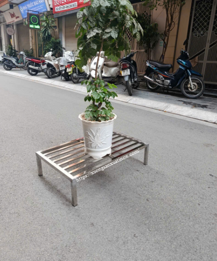 Kệ inox để bình hoa