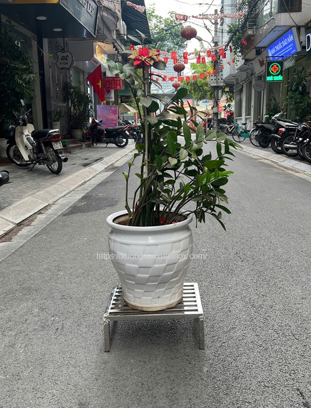 Kệ inox để chậu hoa gia đình
