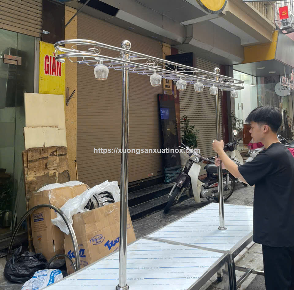 https://xuongsanxuatinox.com/Giá treo ly quầy bar inox giá rẻ