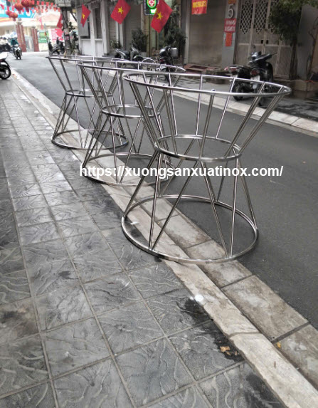Khung treo cờ inox hình tròn