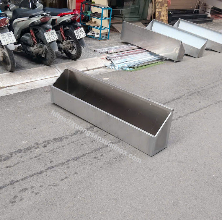 https://xuongsanxuatinox.com/Máng tiểu nam inox giá rẻ