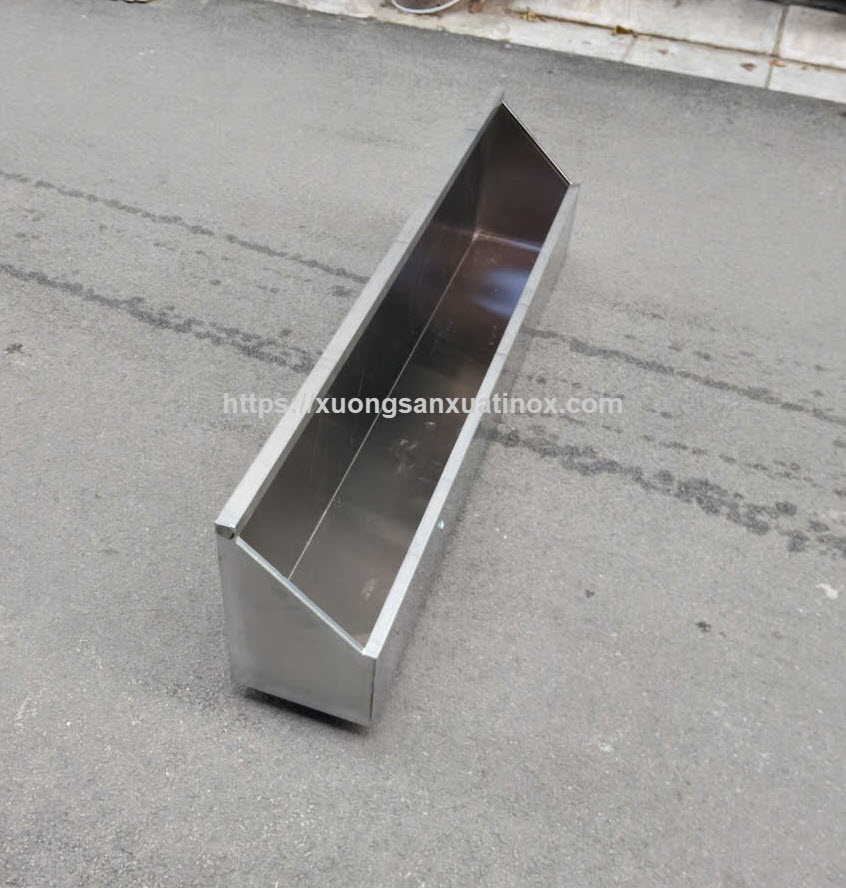 https://xuongsanxuatinox.com/Máng tiểu nam inox 304