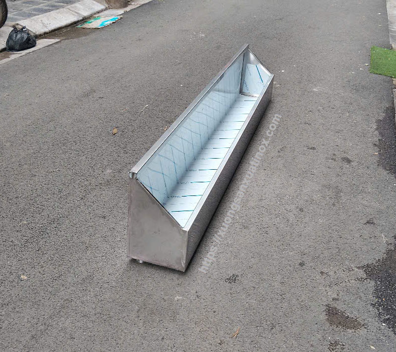 https://xuongsanxuatinox.com/Máng vệ sinh nam inox 3