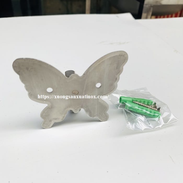 https://xuongsanxuatinox.com/Móc treo quần áo con bướm inox -  Hình ảnh