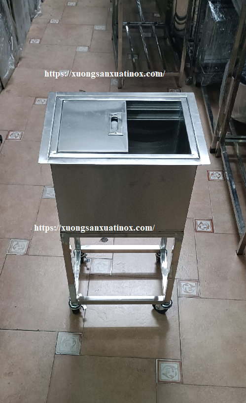 https://xuongsanxuatinox.com/thung-da-inox-304-co-banh-xe-1