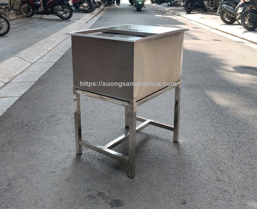 thung-da-inox-co-voi-xa