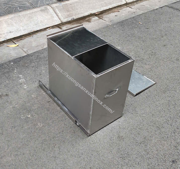 https://xuongsanxuatinox.com/thung-dung-gao-inox-am-tu-4