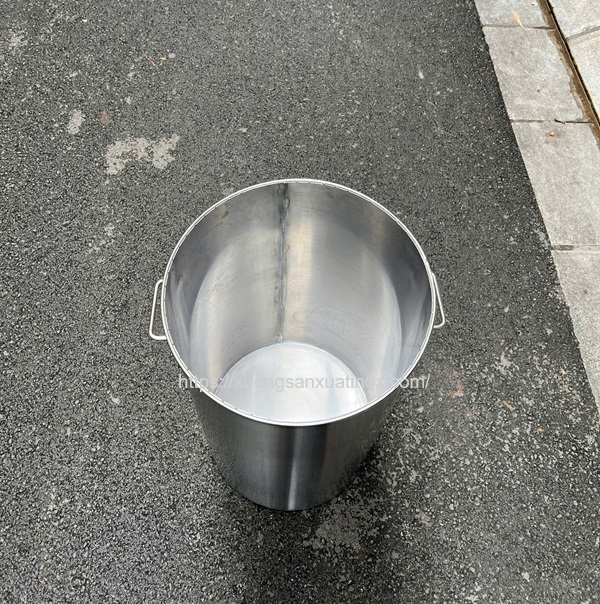 https://xuongsanxuatinox.com/Thùng inox đựng nước 2 - Hình ảnh