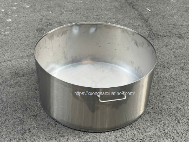 https://xuongsanxuatinox.com/thung-inox-hung-tro-3