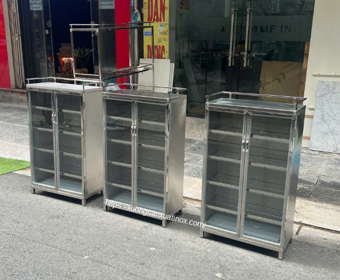 https://xuongsanxuatinox.com/tu-inox-canh-kinh-3
