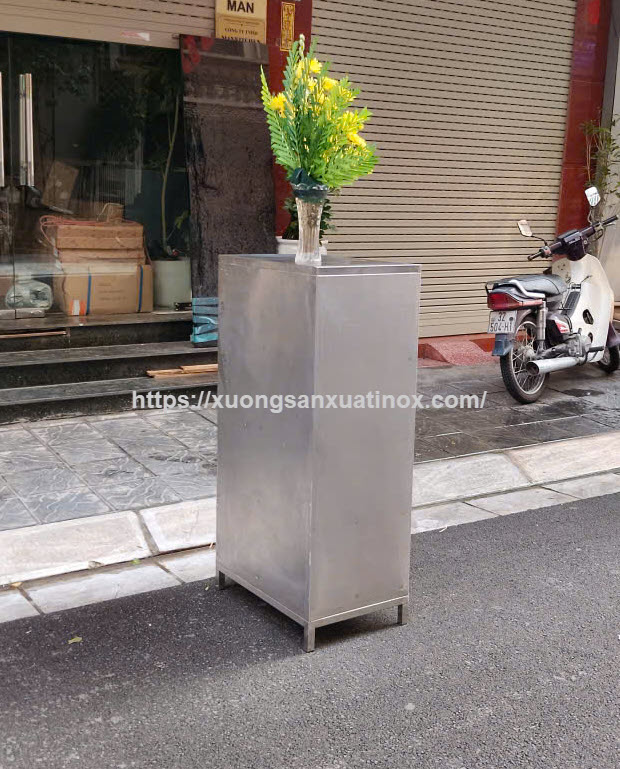 https://xuongsanxuatinox.com/Tủ kính inox 4 tầng giá rẻ