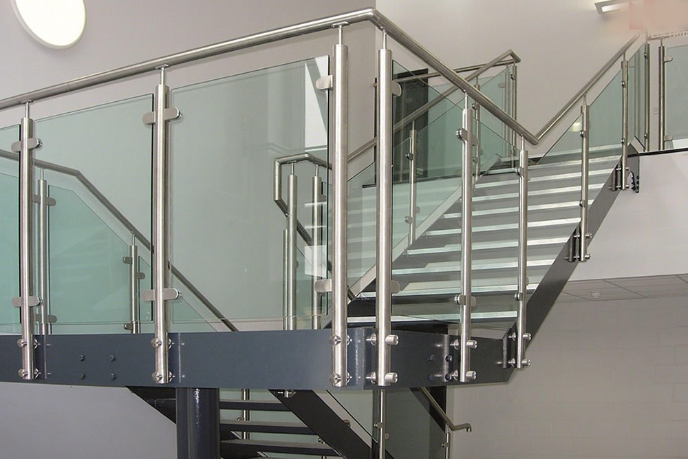 cau-thang-inox-mat-kinh cau-thang-inox-mat-kinh