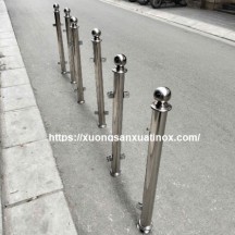 Trụ inox lắp kính ngân hàng